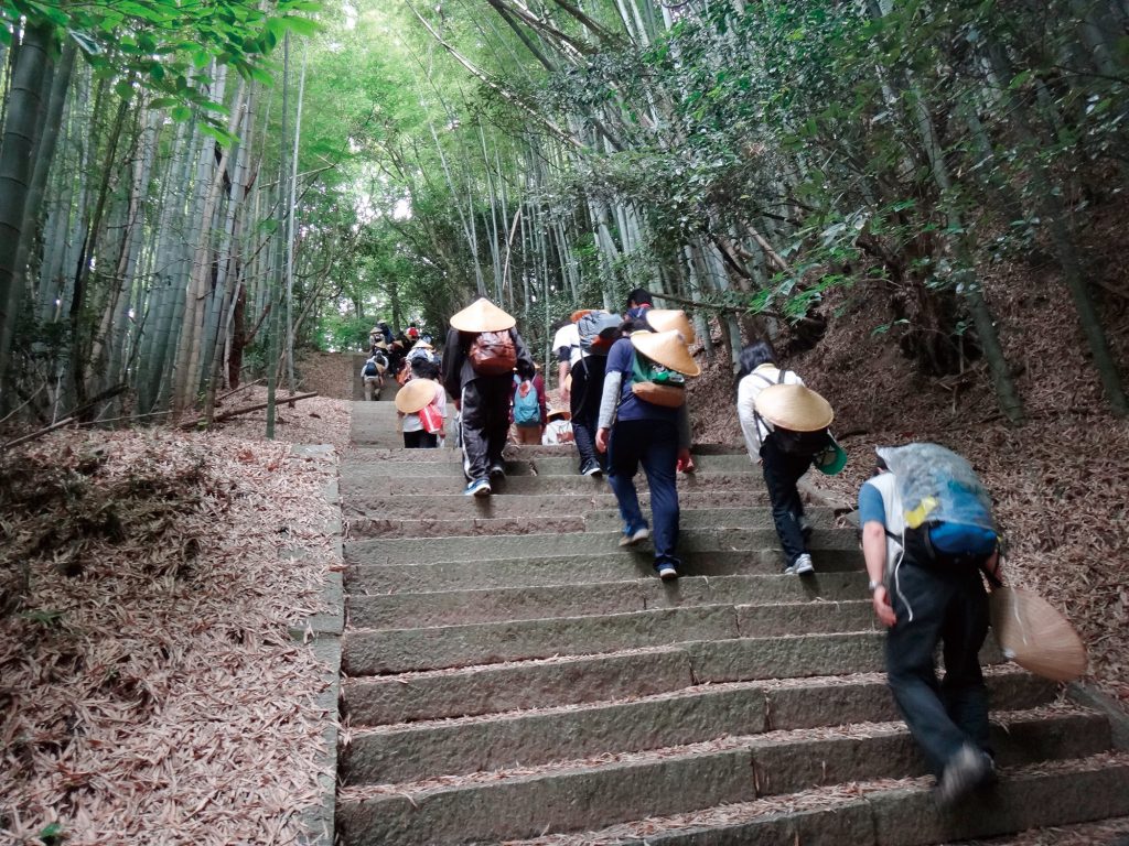 愛媛大学生と遍路道を歩く